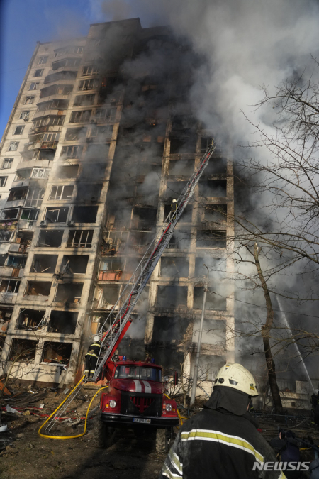 [키이우=AP/뉴시스] 15일(현지시간) 우크라이나 키이우에서 소방관들이 러시아군의 포격으로 파괴된 아파트의 불을 끄고 있다.