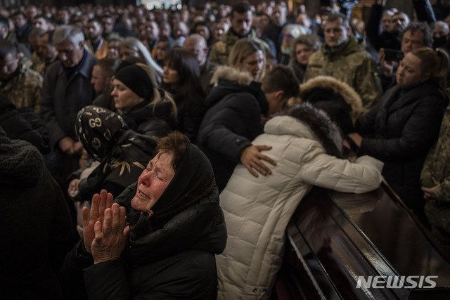 [르비우=AP/뉴시스] 15일(현지시간) 우크라이나 르비우에서 열린 우크라이나 군인 로스티슬라우 로만츠크의 장례식에 참석한 고인의 친척과 친구들이 오열하고 있다. 로만츠크는 러시아의 폴란드 국경 인근 군사 훈련 기지에 대한 미사일 공격으로 사망했다.