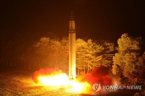 북한 조선중앙통신은 지난 28일 오후 늦게 김정은 북한 노동당 위원장이 참관한 가운데 대륙간 탄도미사일급 ‘화성-14’형 미사일 2차 시험발사를 실시했다고 29일 보도했다. (출처: 연합뉴스)