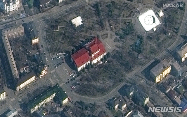 러군이 폭격한 마리우폴 극장 건물 위성사진 (마리우폴 AP=뉴시스) 16일(현지시간) 러시아군이 민간인 수백명이 대피한 우크라이나 마리우폴 한 극장 건물을 폭격했다. 사진은 지난 14일 미국 상업위성 업체 맥사(Maxar)가 촬영한 극장 건물.