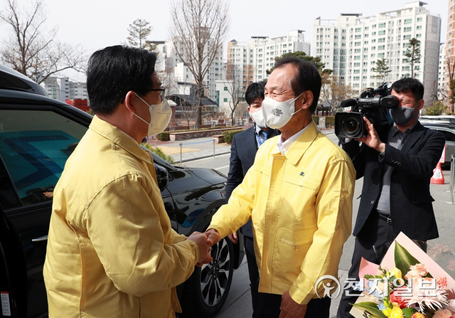 충남도가 17일 강원·경북지역 일대에서 발생한 산불로 피해를 받은 주민들을 위해 구호지원금 총 3000만원을 전달했다. (제공: 충남도) ⓒ천지일보 2022.3.17