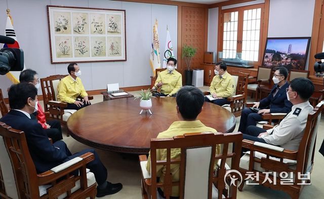 충남도가 17일 강원·경북지역 일대에서 발생한 산불로 피해를 받은 주민들을 위해 구호지원금 총 3000만원을 전달했다. (제공: 충남도) ⓒ천지일보 2022.3.17