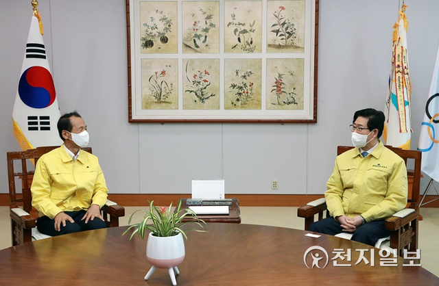 충남도가 17일 강원·경북지역 일대에서 발생한 산불로 피해를 받은 주민들을 위해 구호지원금 총 3000만원을 전달했다. (제공: 충남도) ⓒ천지일보 2022.3.17