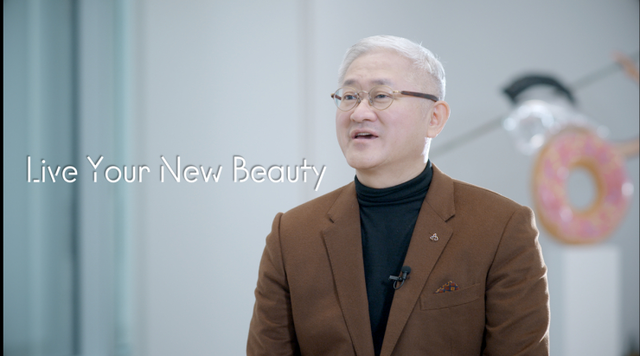 서경배 아모레퍼시픽그룹 회장이 2022년 신년 영상 메시지를 전하고 있다. (제공: 아모레퍼시픽)