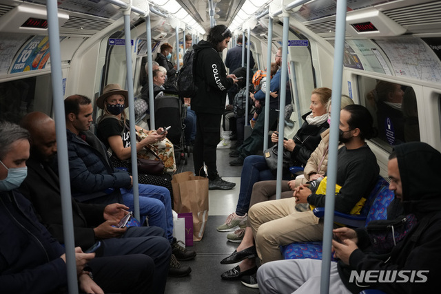 20일(현지시간) 영국 런던에서 일부 시민들이 마스크를 착용한 채 지하철을 타고 있다. 세계보건기구(WHO)는 지난주 유럽 전역에서 신규 코로나19 확진자가 7% 증가했다고 밝혔다. 영국, 러시아, 터키가 유럽에서 가장 많은 사례를 차지했다. (출처: 뉴시스)