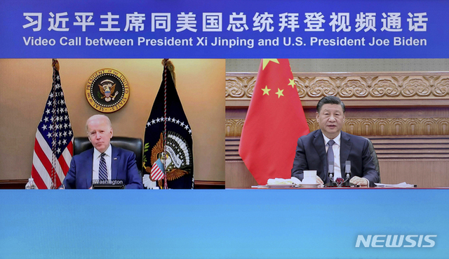 [베이징=뉴시스/AP] 신화통신이 공개한 이 사진에서 시진핑(習近平) 중국 국가주석(오른쪽)이 18일(현지시간) 중국 베이징에서 조 바이든 미국 대통령과 영상통화를 통해 만나는 모습이 담겼다. 조 바이든은 이날 시진핑에게 러시아의 우크라이나 침공에 군사적 또는 경제적 지원을 할 경우 중국이 직면할 경직된 결과를 설명했다.