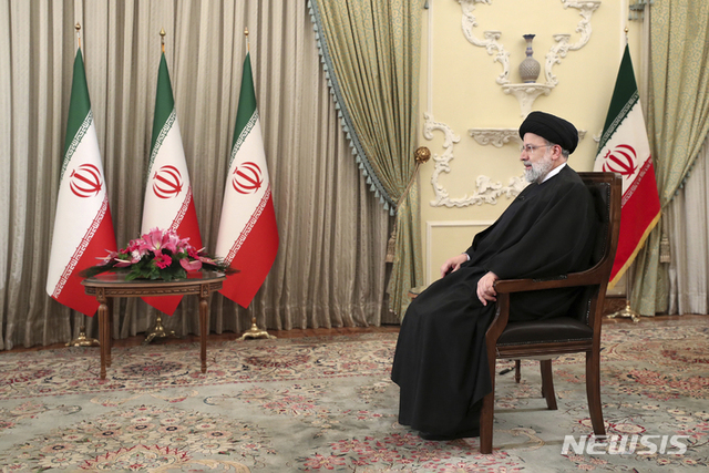 [테헤란=AP/뉴시스] 에브라힘 라이시 이란 대통령이 25일(현지시간) 수도 테헤란에서 이란 국영TV와 생방송 인터뷰를 하고 있다. 라이시 대통령은 이란에 대한 제재가 해제되면 미국을 비롯한 세계 강대국과의 핵 협상이 가능할 것이라고 말했다. 2022.01.26.