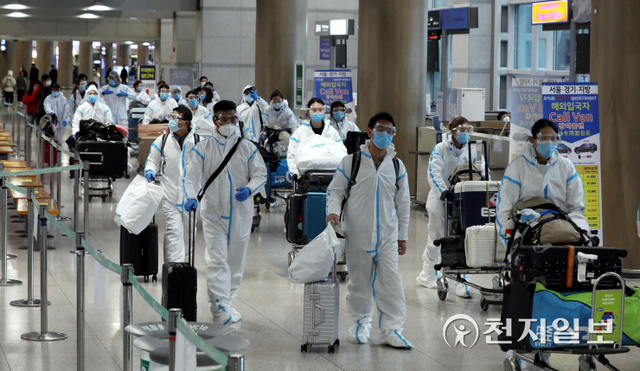 [천지일보=남승우 기자] 신종 코로나바이러스 감염증(코로나19)의 새로운 변이 바이러스인 ‘오미크론 변이’의 국내 유입이 처음으로 확인된 가운데 2일 오후 방호복을 착용한 중국인들이 인천국제공항 제1여객터미널을 통해 입국, 버스를 타기 위해 이동하고 있다. ⓒ천지일보 2021.12.2