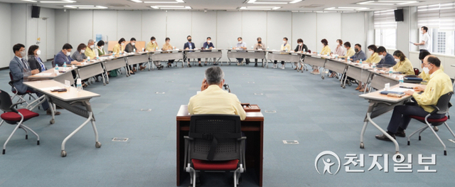 진주시청에서 문화예술계 등 20개 단체가 참석한 가운데 ‘시민이 만드는 적정(適正) 문화도시’ 조성사업의 원활한 추진을 위한 협약식에 이어 회의가 열리고 있다. (제공: 진주시) ⓒ천지일보 2021.9.9