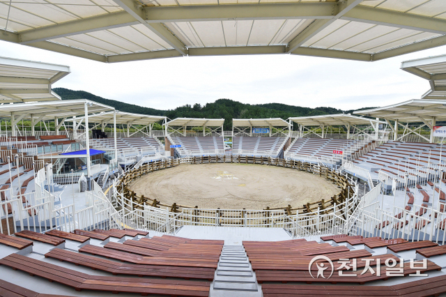 보수보강·리모델링 공사를 마친 전통소싸움경기장 전경. (제공: 진주시) ⓒ천지일보 2021.10.17