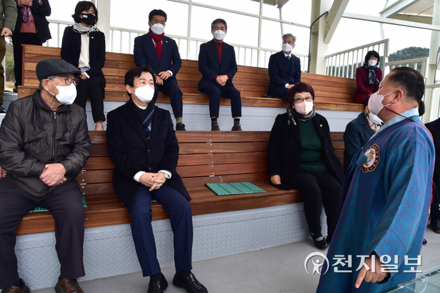 19일 진주 전통소싸움경기장에서 조규일 진주시장을 비롯한 시의원들과 관계자들이 참석한 가운데 소싸움협회 부회장이 경기 전 소싸움에 대해 설명하고 있다. (제공: 진주시) ⓒ천지일보 2022.3.20