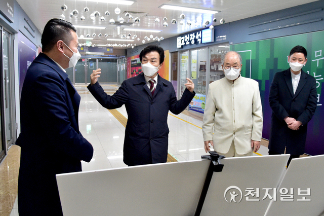 조규일 진주시장이 지난 18일 중앙지하도상가 에나몰에 조성 중인 ‘e스포츠 커뮤니티 센터’를 찾아 사업현황을 점검하고 있다. (제공: 진주시) ⓒ천지일보 2022.3.20