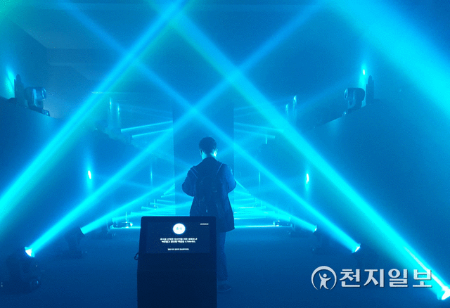 [천지일보=황해연 기자] 참관객이 라네즈가 개최한 ‘LIFE OASIS 2.0’ 전시회 내 공간인 ‘회복의 축제’에서 관람하고 있다. ⓒ천지일보 2022.3.21