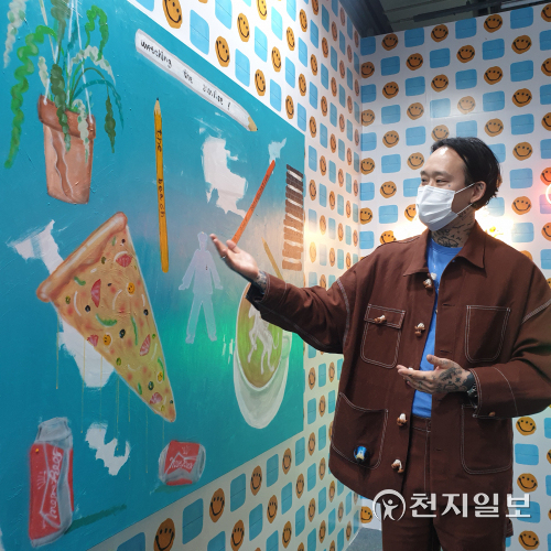 [천지일보=황해연 기자] 아티스트 NOVO가 라네즈가 개최한 ‘LIFE OASIS 2.0’ 전시회 내 공간인 ‘회복의 단계’에 전시된 자신의 작품에 대해 설명하고 있다. ⓒ천지일보 2022.3.21