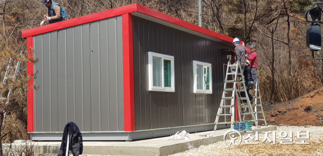 동해시가 지난 21일 강원 동해 대형 산불로 피해를 본 이재민을 위한 임시 주거용 조립주택 공사를 진행하고 있다. (제공: 동해시청)  ⓒ천지일보 2022.3.22