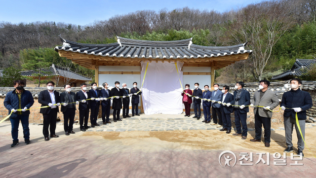 22일 진주시 지수면 관광테마마을에서 조규일 시장을 비롯한 관계자들이 참석한 가운데 한옥 숙박시설 ‘승산에부자한옥’ 준공식이 열리고 있다. (제공: 진주시) ⓒ천지일보 2022.3.22