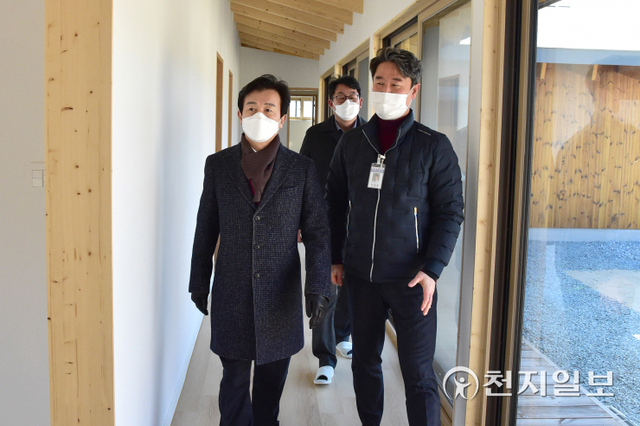 조규일 진주시장(왼쪽)이 15일 승산리를 찾아 지수면 관광테마마을 조성사업 추진현황을 점검하고 있다. (제공: 진주시) ⓒ천지일보 2022.2.15