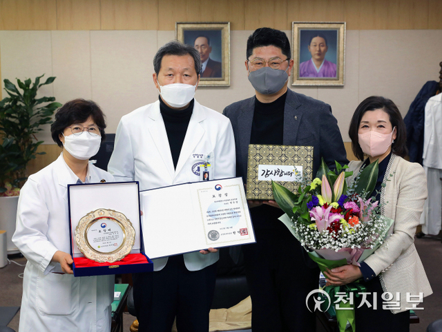 박우성 백혈병소아암협회 충청지회장(왼쪽에서 두 번째)이 23일 보건복지부장관 표창을 받은 후 기념촬영을 하고 있다. (제공: 단국대병원) ⓒ천지일보 2022.3.23