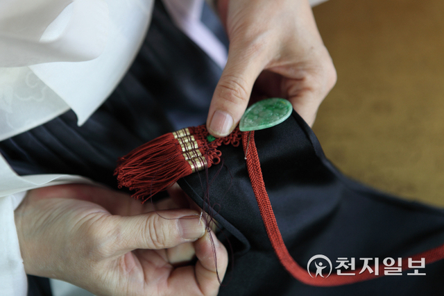 손바느질로 한복을 만들고 있는 모습, 조바위의 장식대기  (제공:문화재청)ⓒ천지일보 2022.3.24