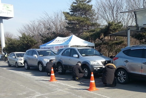 지난 해 설 명절을 맞아 교통안전공단 자동차 검사원들이 고속도로 휴게소에서 타이어공기압 점검등 자동차 무상점검을 시행하고 있다. (제공: 교통안전공단)