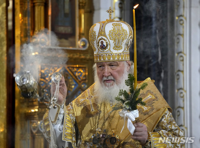 [모스크바=AP/뉴시스] 키릴 러시아 정교회 총대주교가 6일(현지시간) 러시아 모스크바의 구세주 그리스도 성당에서 크리스마스 미사를 집전하고 있다.