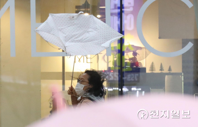 [천지일보=남승우 기자] 전국적으로 비가 내린 14일 오후 서울 중구 명동 거리에서 한 시민의 우산이 비바람에 뒤집어지고 있다. ⓒ천지일보 2022.3.14
