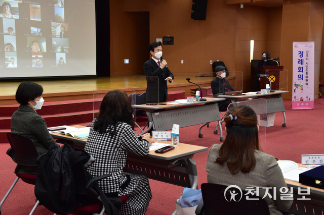 조규일 진주시장이 24일 시청 2층 시민홀에서 열린 시민소통위원회 정례회의·분과활동 성과발표회’에서 발언하고 있다. (제공: 진주시) ⓒ천지일보 2022.3.24