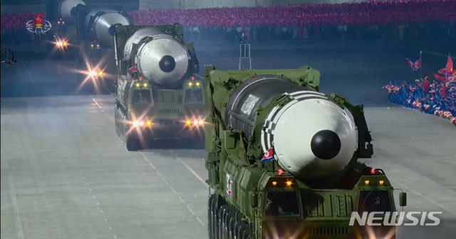 [서울=뉴시스] 북한 조선중앙TV가 10일 오후 방송한 노동당 창건 75주년 경축 열병식에서 신형 대륙간탄도미사일(ICBM)이 공개되고 있다. (사진= 조선중앙TV 캡처)