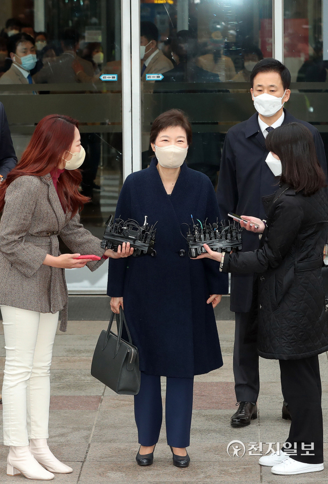 [천지일보=박준성 기자] 지난해 특별사면을 받은 박근혜 전 대통령이 24일 오전 서울 일원동 삼성서울병원에서 퇴원하고 있다. ⓒ천지일보 2022.3.24