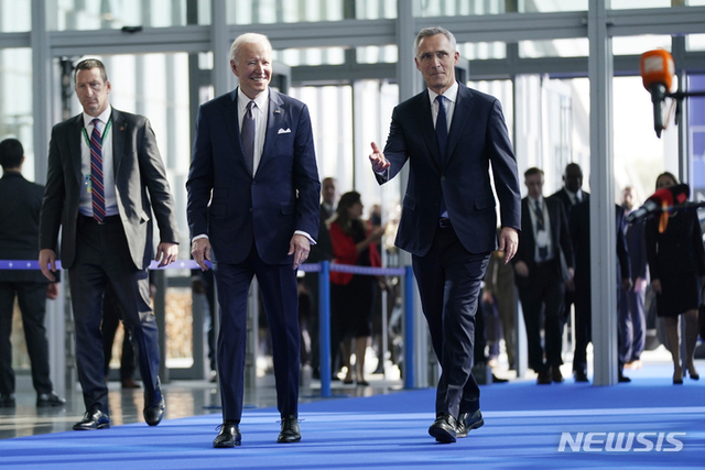 [브뤼셀=AP/뉴시스] 조 바이든(왼쪽) 미국 대통령이 24일(현지시간) 러시아의 우크라이나 침공에 대해 북대서양조약기구(NATO·나토) 동맹국들과의 회담을 위해 벨기에 브뤼셀에 도착해 옌스 스톨텐베르그 나토 사무총장의 영접을 받고 있다.