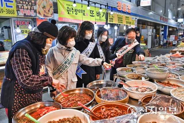 24일 원주 전통시장 이용하기와 소비촉진을 위한 캠페인에 참여한 원주시청 직원들이 시장에서 물건을 고르고 있다. (제공: 원주시청) ⓒ천지일보 2022.3.25