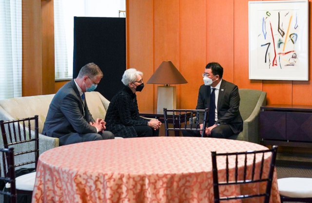 최종건(맨 왼쪽) 외교부 1차관이 17일(현지시간) 미국 워싱턴DC 국무부에서 열린 제9차 한미일 외교차관협의회에서 웬디 셔먼(가운데) 미 국무부 부장관, 모리 다케오 일본 외무성 사무차관과 얘기를 나누고 있다. ⓒ천지일보 2021.11.19 (외교부 제공)