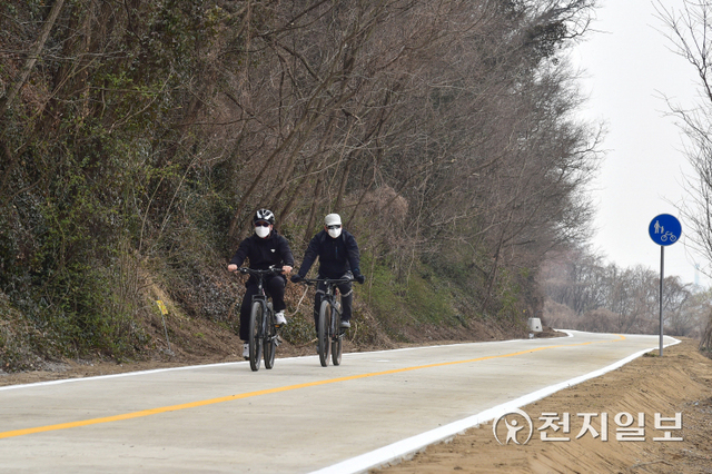 25일 개통한 ‘혁신도시-금산교 간 자전거도로’를 이용하는 시민들 모습. (제공: 진주시) ⓒ천지일보 2022.3.25