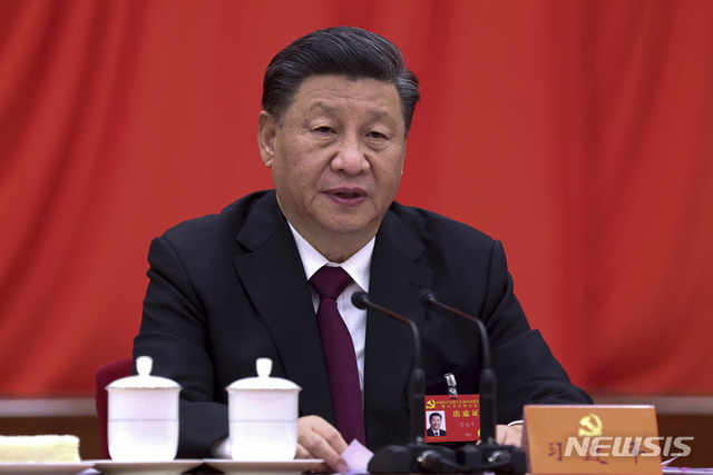 [베이징=AP/뉴시스] 11일 중국 베이징에서 개최된 공산당 19기 중앙위원회 6차 전체회의(19기 6중전회)에서 시진핑 주석이 연설하고 있다.  이번 6중전회에서 중국공산당은 이날 창당 100년 역사상 세번째 '역사 결의'를 채택했다. 2021.11.12