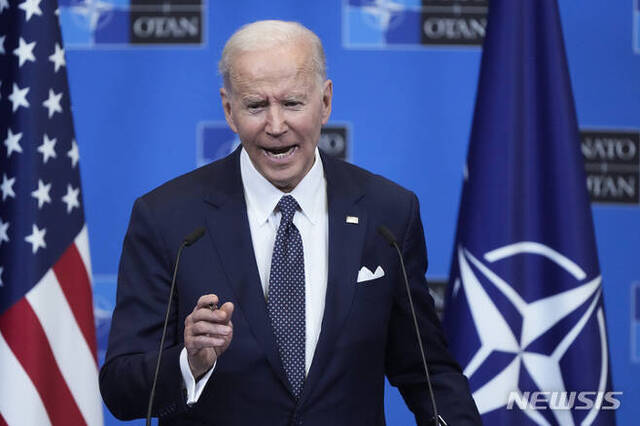 [브뤼셀=AP/뉴시스] 조 바이든 미국 대통령이 24일(현지시간) 벨기에 브뤼셀 나토 본부에서 유럽 각국 정상들과의 회담을 마치고 기자회견하고 있다. 바이든 대통령은 이 자리에서 러시아의 G20 퇴출을 지지한다고 밝혔다. 2022.03.25.