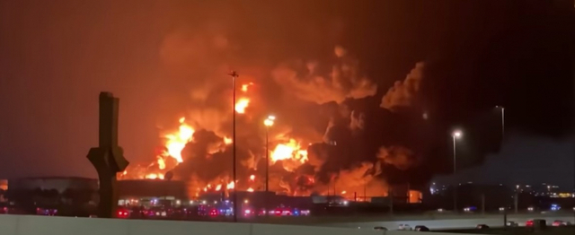 사우디아라비아 제다에 있는 아람코 석유 저장시설이 불길에 휩싸인 모습. (출처: The Sun 유튜브 화면 캡처)