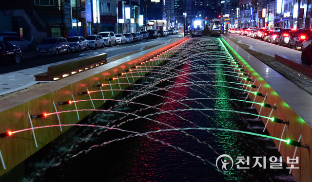 빛·분수·조형물 등 새로운 볼거리를 갖추고 시민 휴식공간으로 변모한 도동(상대·하대동) 샛강 모습. (제공: 진주시) ⓒ천지일보 2022.3.27