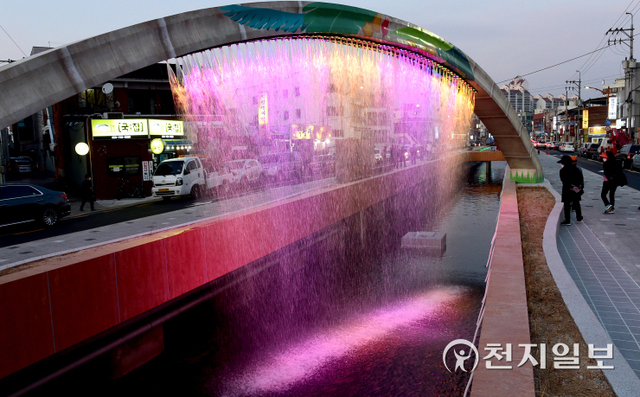 빛·분수·조형물 등 새로운 볼거리를 갖추고 시민 휴식공간으로 변모한 도동(상대·하대동) 샛강 모습. (제공: 진주시) ⓒ천지일보 2022.3.27