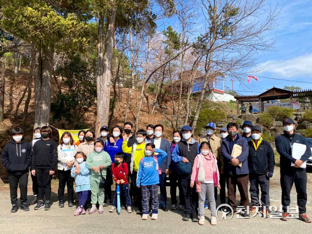 조규일 진주시장이 26일 탐방 종료 장소인 진양호 선착장을 방문해 참가자들과 관계자들을 격려한 뒤 기념촬영을 하고 있다. (제공: 진주시) ⓒ천지일보 2022.3.27