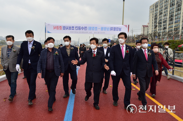 조규일 진주시장과 강민국 국회의원을 비롯한 시의원·지역사회단체장·마을주민들이 지난 25일 진양교-금산교 자전거도로·보행로 준공식을 마치고 현장을 둘러보고 있다. (제공: 진주시) ⓒ천지일보 2022.3.28