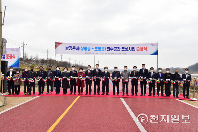 지난 25일 조규일 진주시장과 강민국 국회의원을 비롯한 시의원·지역사회단체장·마을주민들이 참석한 가운데 진양교-금산교 자전거도로·보행로 준공식이 열리고 있다. (제공: 진주시) ⓒ천지일보 2022.3.28