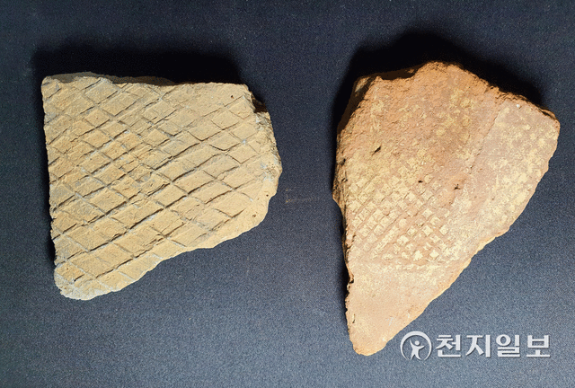 봉의산성 안 건물지에서 조사된 적색, 흑색의 사격자문 평와편 ⓒ천지일보 2022.3.28