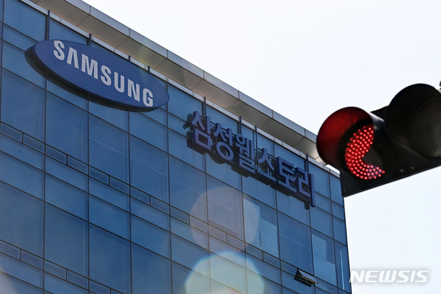 [성남=뉴시스] 삼성의 '급식 계열사 일감 몰아주기 의혹' 사건을 수사중인 검찰이 28일 삼성전자와 삼성웰스토리 본사를 압수수색해 급식 공급 관련 자료를 확보 중이다. 사진은 28일 압수수색이 진행중인 경기도 성남시 분당구 삼성웰스토리 본사 모습. 2022.03.28.