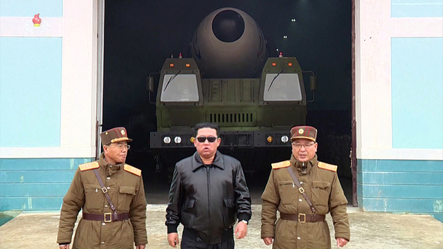 북한 조선중앙TV가 북한이 지난 24일 김정은 북한 조선노동당 총비서 겸 국무위원장의 명령, 지도 아래 신형 대륙간탄도미사일(ICBM) 화성 17형을 시험 발사했다고 25일 보도했다. (출처: 뉴시스)