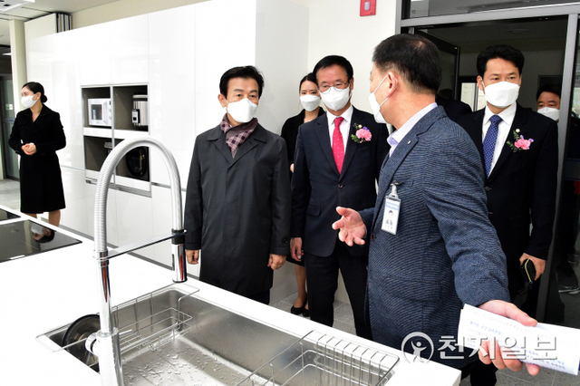 조규일 진주시장과 이상영 시의회 의장, 윤성관 시의회 경제복지위원장을 비롯한 관계자들이 개소한 ‘가호동복지플랫폼’을 둘러보고 있다. (제공: 진주시) ⓒ천지일보 2022.3.29