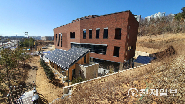 별동 ‘돌봄 꽃집’을 갖춘 진주시 가호동 행정복지센터 신축청사 전경. (제공: 진주시) ⓒ천지일보 2022.3.29