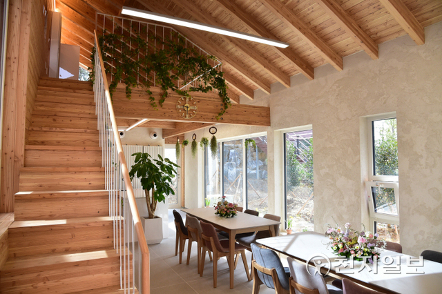 원예 심리치료, 반려식물 지원 등이 이뤄지는 주민사랑방 돌봄꽃집 내부 모습. (제공: 진주시) ⓒ천지일보 2022.3.29