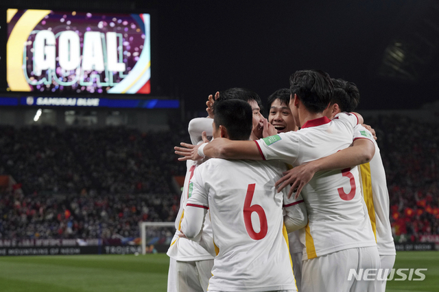 [사이타마=AP/뉴시스] 베트남 선수들이 29일 일본 도쿄 사이타마 스타디움 2002 에서 열린 일본과 2022 FIFA 카타르 월드컵 아시아지역 최종예선 원정경기에서 선제골을 넣은 뒤 기쁨을 나누고 있다. 2022.03.29.