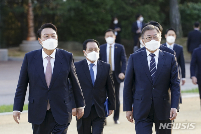 [서울=뉴시스] 문재인 대통령과 윤석열 대통령 당선인이 28일 오후  만찬 회동을 위해 청와대 상춘재로 향하며 대화하고 있다. (사진=청와대 제공) 2022.03.28.