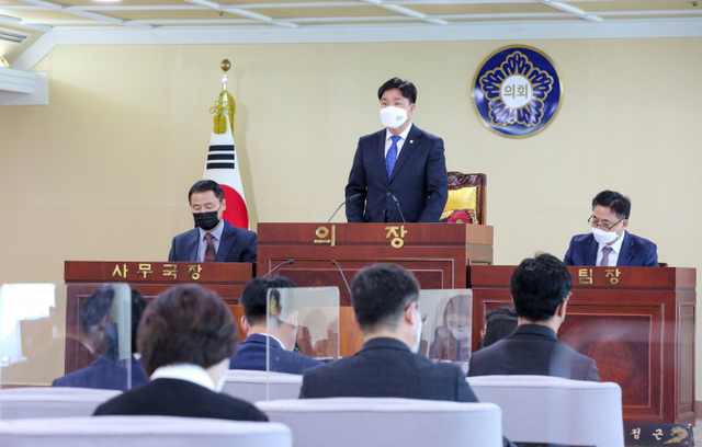 황재만 아산시의회 의장이 29일 제235회 임시회 제2차 본회의를 주재하고 있다. (제공: 아산시의회) ⓒ천지일보 2022.3.31
